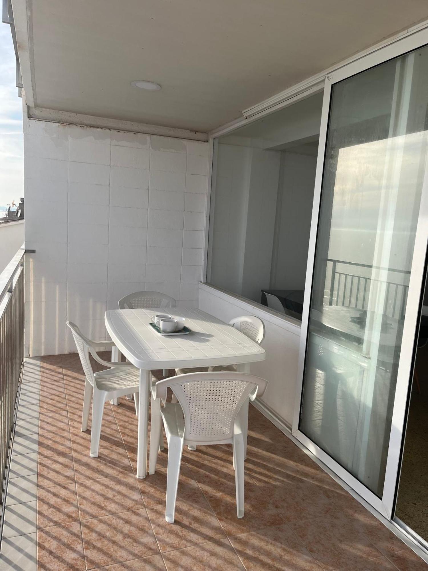 Beachfront 3-Bedroom Apartment 카라펠 외부 사진